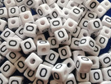 ChangJin 120PCS White Plastic Cube Alphabet Beads Black Letter 10x10mm W/4mm Hole for Jewelry Making (White Beads O 120PCS)