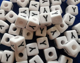ChangJin 120PCS White Plastic Cube Alphabet Beads Black Letter 10x10mm W/4mm Hole for Jewelry Making (White Beads Y 120PCS)