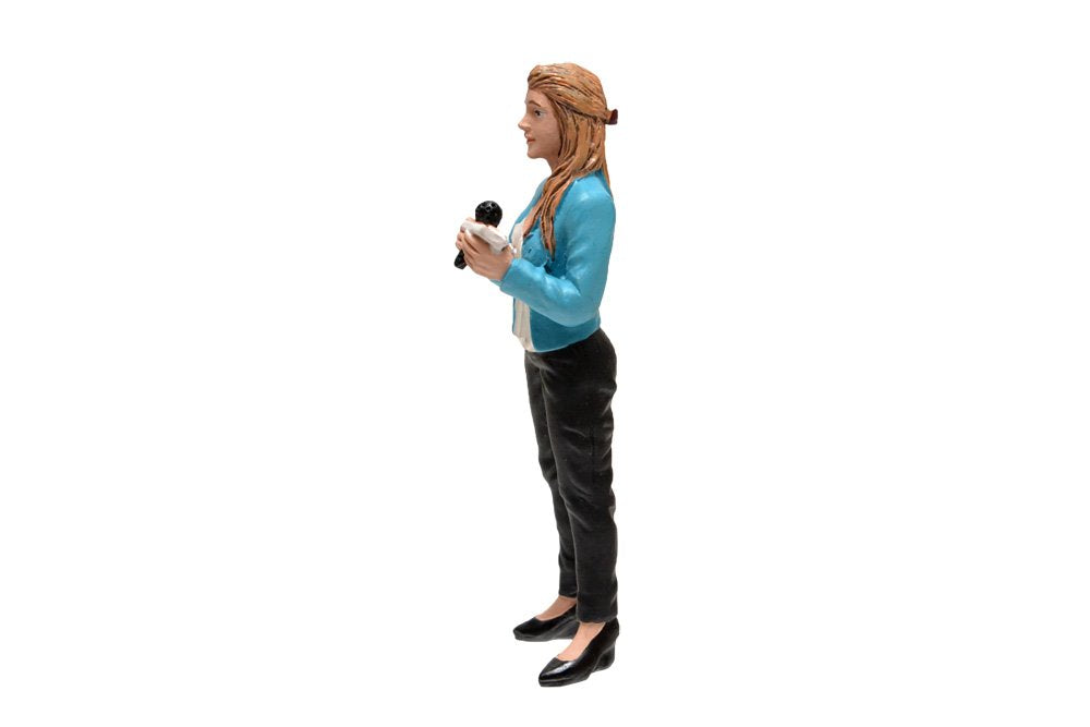American Diorama Camera Crew Figure Iv Pretty Reporter For 1:24 Scale Models 77480