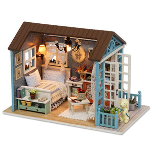 TuKIIE DIY Miniature Dollhouse Kit, 1:24 Scale Wooden Mini Christmas Doll House Accessories with Furniture for Kids Teens Adults