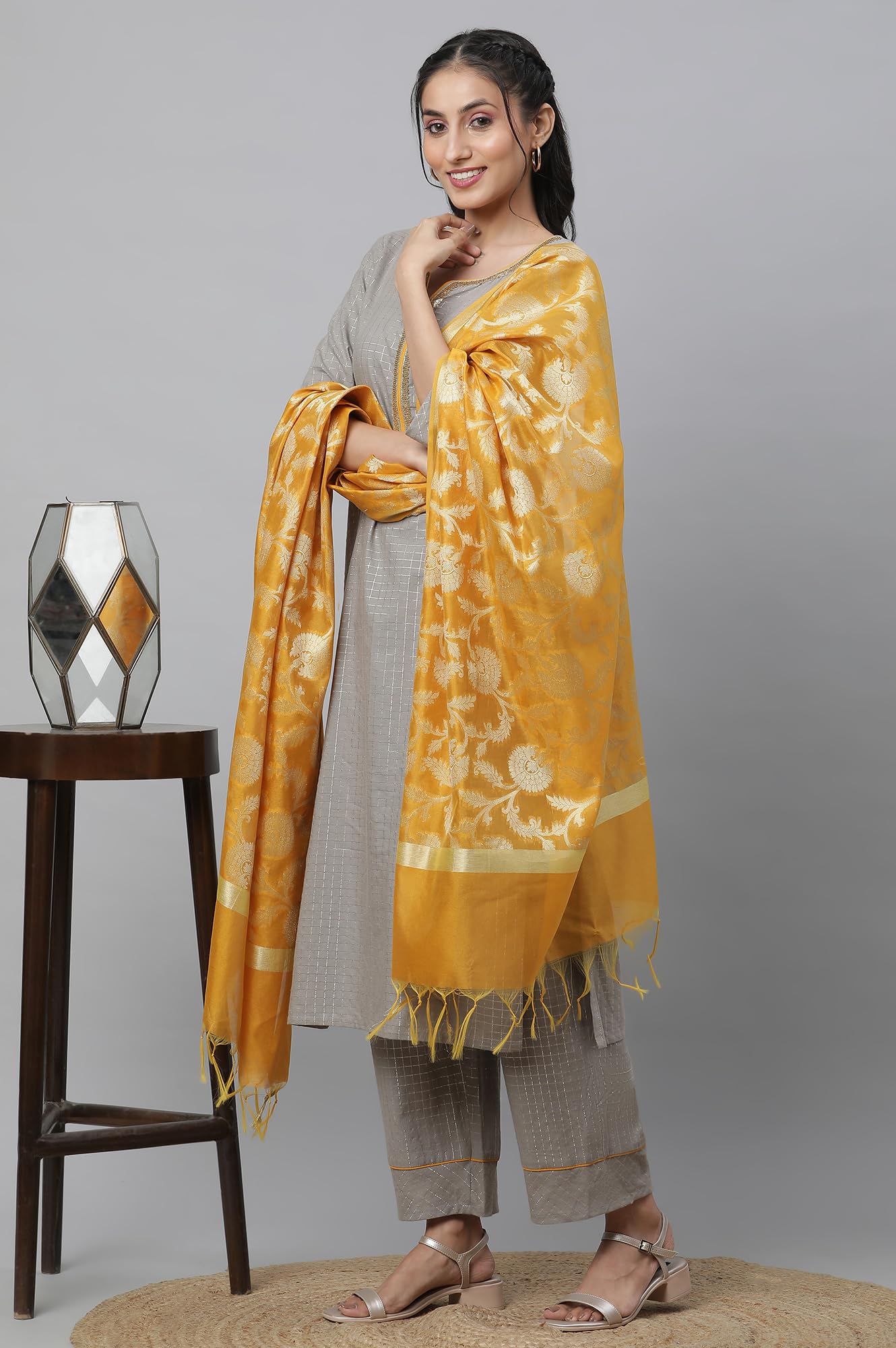 Aurelia Grey Checked Yarn Dyed Cotton Kurta Dupatta Bottomwear Grey M
