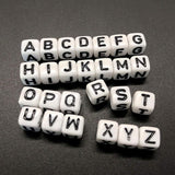 DAHI 400pcs Letter Beads 8 * 8mm Square Alphabet Bead White Cube Letter Bead A-Z Acrylic Alphabet Beads for Jewelry Making DIY (