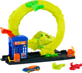 Hot Wheels Toy Car Track Set, Snake Gas Station Playset with 1:64 Scale Die-Cast Vehicle, 2 Ways to Play, Corkscrew Loop & Speed