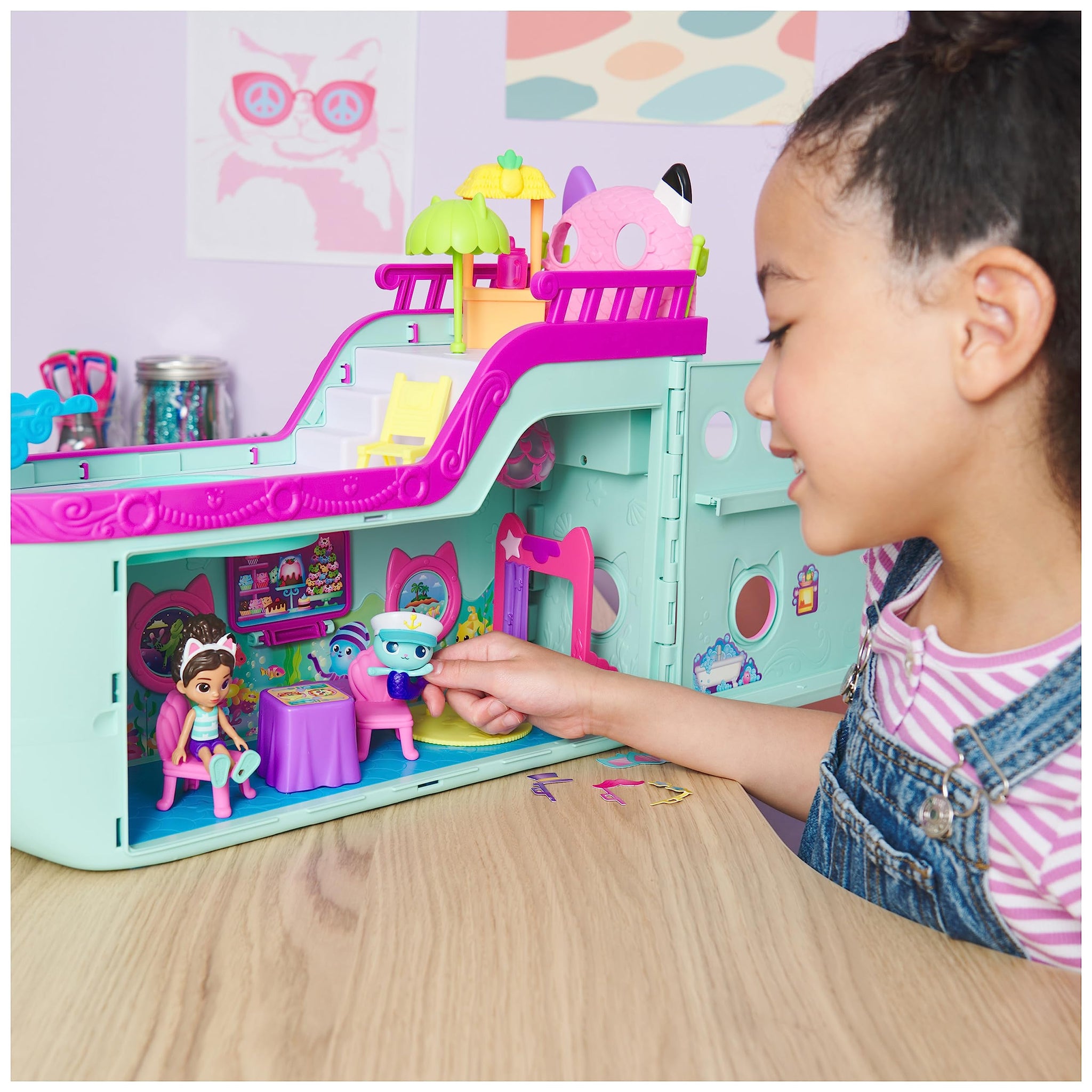 Gabby'S Dollhouse Gabby Et La Maison Magique Gabby Cruise Ship - 2 Gabby Cat Figurines 16 Accessories - Luminous Effects - Carto