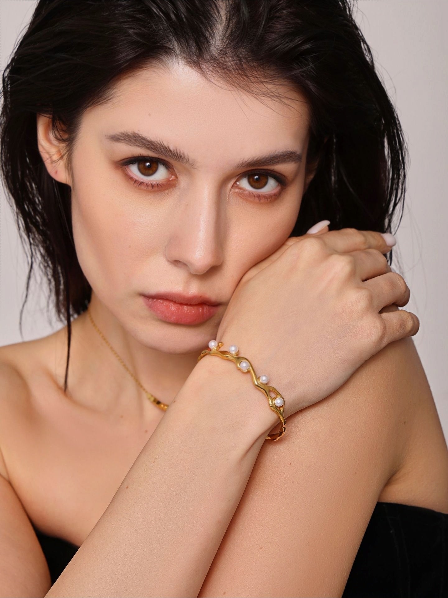 Elegant Gold-Plated Stainless Steel Cuff Bracelet with Imitation Pearls 10g