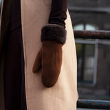 Brooke (brown) – Suede mittens with luxurious sheep fur lining